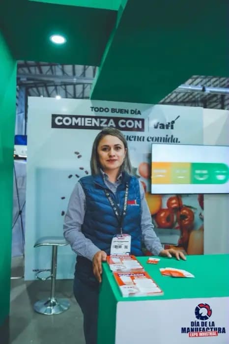 Expositora presentando productos en el piso de exposición.