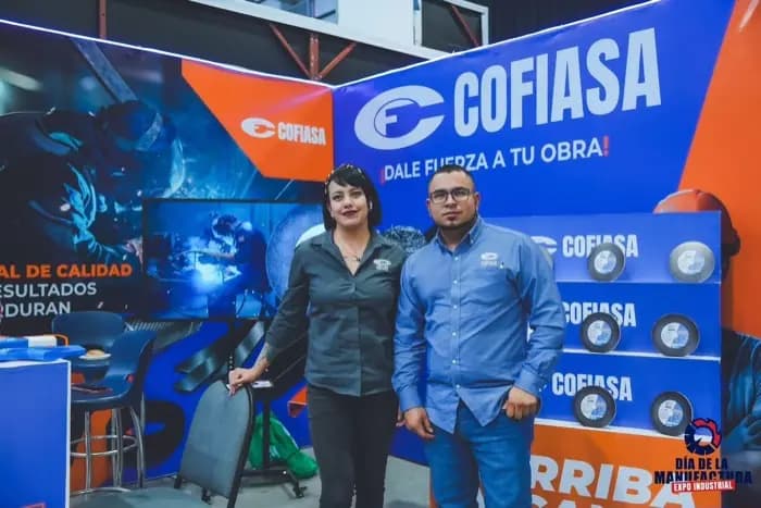 Equipo de Cofiasa en su stand de maquinaria para construcción.