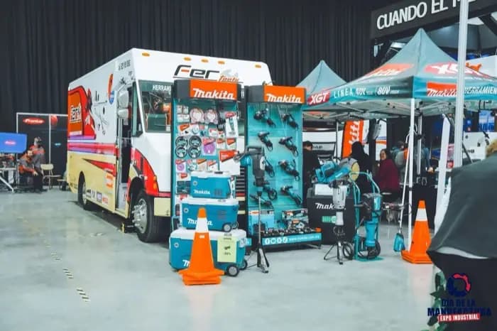 Vehículos de servicio industrial en exhibición.