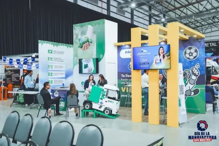 Stand de gran formato en el área central del evento.