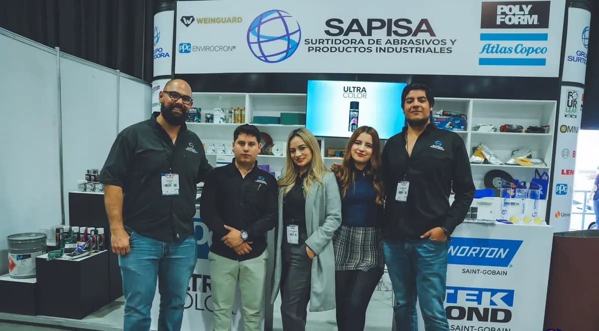 Empresas afiliadas atendiendo su stand en un evento de la Cámara.